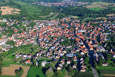 Vue aérienne de Vue de la ville depuis l'ouest à le quartier Ellmendingen in Keltern dans le département Bade-Wurtemberg, Allemagne