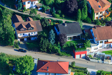 Vue aérienne de À Keulebuckel à le quartier Ellmendingen in Keltern dans le département Bade-Wurtemberg, Allemagne