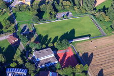 Vue oblique de Terrains de sport de TuS Elmendingen eV à le quartier Ellmendingen in Keltern dans le département Bade-Wurtemberg, Allemagne