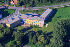 Vue aérienne de Centre pour personnes âgées Keltern à le quartier Ellmendingen in Keltern dans le département Bade-Wurtemberg, Allemagne