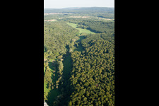 Vue oblique de Réserve naturelle de Kettelbachtal à le quartier Obernhausen in Birkenfeld dans le département Bade-Wurtemberg, Allemagne