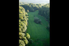 Réserve naturelle de Kettelbachtal à le quartier Obernhausen in Birkenfeld dans le département Bade-Wurtemberg, Allemagne d'un drone