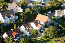 Vue oblique de Mühlgasse à le quartier Gräfenhausen in Birkenfeld dans le département Bade-Wurtemberg, Allemagne