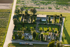 Vue aérienne de Cimetière à Erlenbach bei Kandel dans le département Rhénanie-Palatinat, Allemagne
