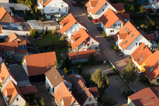 Dans le nid de cigogne à Erlenbach bei Kandel dans le département Rhénanie-Palatinat, Allemagne d'en haut