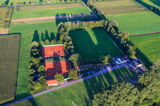 Terrains de sport SV1946 et TC à Minfeld dans le département Rhénanie-Palatinat, Allemagne d'en haut