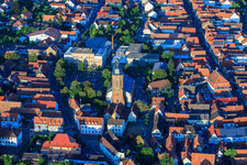 Vue aérienne de Place du marché, église Saint-Georges à Kandel dans le département Rhénanie-Palatinat, Allemagne