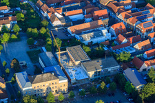 Vue aérienne de École primaire L. Riedinger, mairie en rénovation à Kandel dans le département Rhénanie-Palatinat, Allemagne