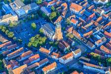 Vue aérienne de Place du marché, église Saint-Georges à Kandel dans le département Rhénanie-Palatinat, Allemagne