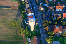 Au château d'eau à Kandel dans le département Rhénanie-Palatinat, Allemagne du point de vue du drone