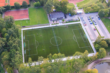 Vue aérienne de Nouveau terrain de football en gazon artificiel à Kandel dans le département Rhénanie-Palatinat, Allemagne