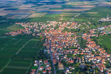 Vue oblique de Rue principale vue de l'ouest à Insheim dans le département Rhénanie-Palatinat, Allemagne
