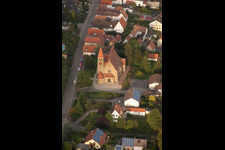 Vue aérienne de Église catholique au centre du village à Insheim dans le département Rhénanie-Palatinat, Allemagne