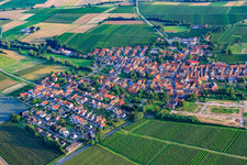 Vue aérienne de Vue du village depuis le nord-ouest à Impflingen dans le département Rhénanie-Palatinat, Allemagne