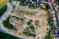 Vue oblique de Chantiers de construction pour le nouveau quartier résidentiel d'un lotissement de maisons unifamiliales sur le Höhenweg à Kandel dans le département Rhénanie-Palatinat, Allemagne