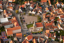 Vue aérienne de Bâtiments religieux en Godramstein à le quartier Godramstein in Landau in der Pfalz dans le département Rhénanie-Palatinat, Allemagne
