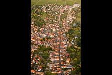 Vue aérienne de Rue Haupt à le quartier Godramstein in Landau in der Pfalz dans le département Rhénanie-Palatinat, Allemagne