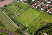 Vue aérienne de Sur la Weinstrasse, terrain de sport à le quartier Mußbach in Neustadt an der Weinstraße dans le département Rhénanie-Palatinat, Allemagne