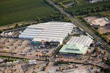 Vue aérienne de Parcs commerciaux : Dehner, Hela, Globus à Neustadt an der Weinstraße dans le département Rhénanie-Palatinat, Allemagne