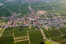 Vue aérienne de Vue des rues et des maisons des quartiers résidentiels à le quartier Diedesfeld in Neustadt an der Weinstraße dans le département Rhénanie-Palatinat, Allemagne