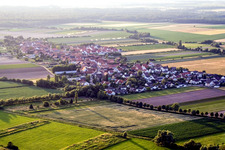 Vue aérienne de Du sud-est à Erlenbach bei Kandel dans le département Rhénanie-Palatinat, Allemagne