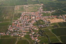 Vue aérienne de Vue des rues et des maisons des quartiers résidentiels à le quartier Diedesfeld in Neustadt an der Weinstraße dans le département Rhénanie-Palatinat, Allemagne