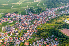 Vue oblique de Village - vue à la lisière du Haardt de la forêt du Palatinat entre vignes à le quartier SaintMartin in Sankt Martin dans le département Rhénanie-Palatinat, Allemagne