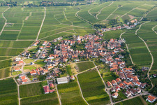 Vue aérienne de Champs agricoles et surfaces utilisables à le quartier Weyher in Weyher in der Pfalz dans le département Rhénanie-Palatinat, Allemagne