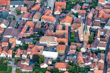 Vue aérienne de Paroisse protestante en Rhodt à le quartier Rhodt in Rhodt unter Rietburg dans le département Rhénanie-Palatinat, Allemagne