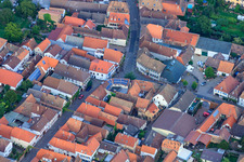Vue aérienne de Theresienstraße x Weinstr à le quartier Rhodt in Rhodt unter Rietburg dans le département Rhénanie-Palatinat, Allemagne