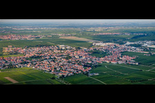 Vue aérienne de Vue panoramique sur les rues et les maisons des quartiers résidentiels à Edenkoben dans le département Rhénanie-Palatinat, Allemagne