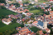Vue aérienne de Bâtiment de l'église Saint-Pierre et Paul au centre du village à Edesheim dans le département Rhénanie-Palatinat, Allemagne
