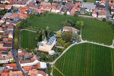 Vue oblique de Hôtel Schloß Edesheim, hôtels privés Dr. Lohbeck GmbH & Co. KG à Edesheim dans le département Rhénanie-Palatinat, Allemagne