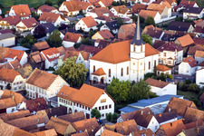 Vue aérienne de Église à Hatzenbühl dans le département Rhénanie-Palatinat, Allemagne