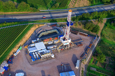 Chantier de construction du 2ème forage de la centrale géothermique sur l'A65 à Insheim dans le département Rhénanie-Palatinat, Allemagne d'en haut