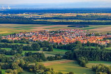 Vue aérienne de Vue du village depuis le nord à Steinweiler dans le département Rhénanie-Palatinat, Allemagne