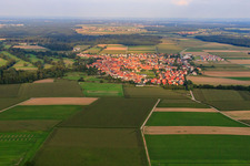 Vue du village depuis le nord-ouest à Steinweiler dans le département Rhénanie-Palatinat, Allemagne vue d'en haut