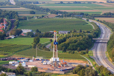 Chantier de construction du 2ème forage de la centrale géothermique sur l'A65 à Insheim dans le département Rhénanie-Palatinat, Allemagne hors des airs