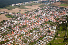 Vue aérienne de Vue des rues et des maisons des quartiers résidentiels à le quartier Blankenloch in Stutensee dans le département Bade-Wurtemberg, Allemagne