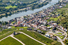 Vue aérienne de Les berges de la Moselle à Wormeldange à Wormeldingen dans le département Grevenmacher, Luxembourg