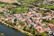 Vue aérienne de Les rives de la Moselle avec l'église Sainte-Madeleine à le quartier Besch in Perl dans le département Sarre, Allemagne