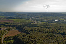 Vue aérienne de Borg, sortie d'autoroute A8 près de Schengen, en arrière-plan centrale nucléaire de Cattenom à Perl dans le département Sarre, Allemagne