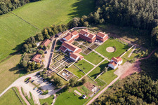 Vue aérienne de Fouilles de sites de fouilles archéologiques sur le site du parc archéologique de la Villa romaine Borg à le quartier Borg in Perl dans le département Sarre, Allemagne