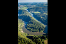 Vue aérienne de Boucle de la Sarre en forme de U des rives de la Sarre dans le district de Nohn à Mettlach dans le département Sarre, Allemagne