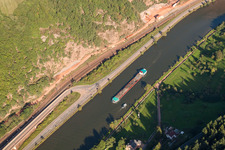 Vue aérienne de Cargo avec ferraille sur la Sarre à Taben-Rodt dans le département Rhénanie-Palatinat, Allemagne