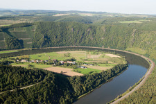 Vue aérienne de Boucle courbe des berges le long de la Sarre à le quartier Hamm in Taben-Rodt dans le département Rhénanie-Palatinat, Allemagne