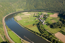 Vue aérienne de Boucle courbe des berges le long de la Sarre à le quartier Hamm in Taben-Rodt dans le département Rhénanie-Palatinat, Allemagne