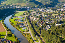 Vue aérienne de Lieu sur la Sarre à le quartier Beurig in Saarburg dans le département Rhénanie-Palatinat, Allemagne