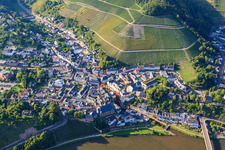 Vue aérienne de Vieille ville sous les vignes à le quartier Beurig in Saarburg dans le département Rhénanie-Palatinat, Allemagne