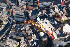 Vue aérienne de Vieille ville et centre-ville à le quartier Beurig in Saarburg dans le département Rhénanie-Palatinat, Allemagne